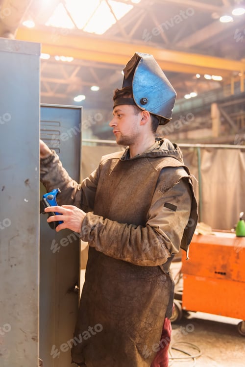Preview: Man welding