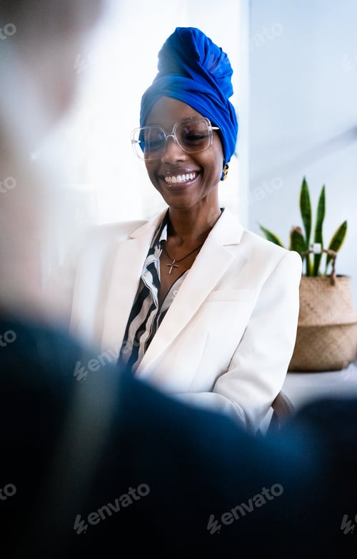 Preview: business women in a cafe