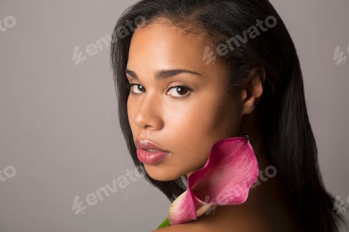 Preview: Portrait of young woman holding flower
