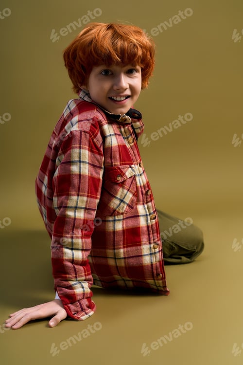 Preview: Little stylish boy posing with confidence in a trendy checkered shirt