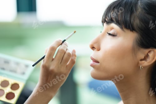 Preview: WOMAN MAKE UP