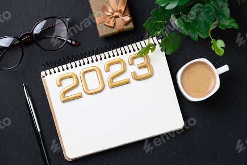 Visualização: Resoluções de ano novo de 2023 na mesa. Lista de resoluções de 2023 com caderno, xícara de café em preto