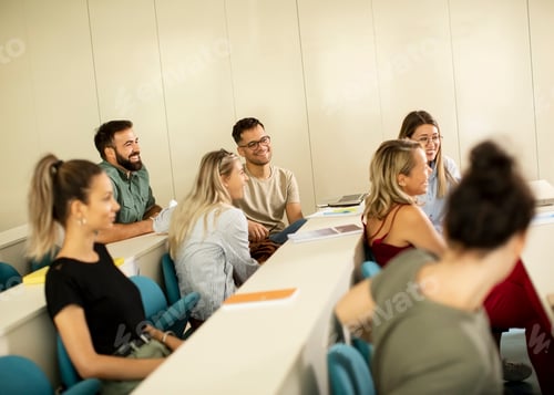 Visualização: Estudantes universitários na sala de aula