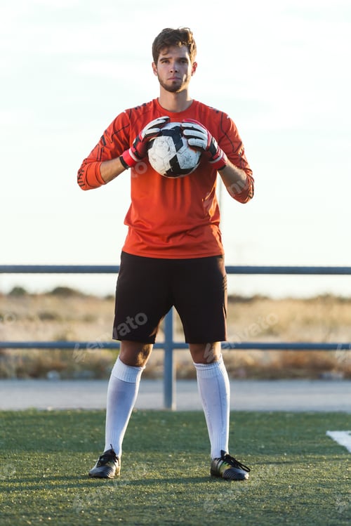 Portero sosteniendo una pelota