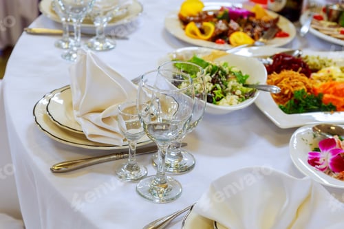 Preview: Decorated table ready for dinner