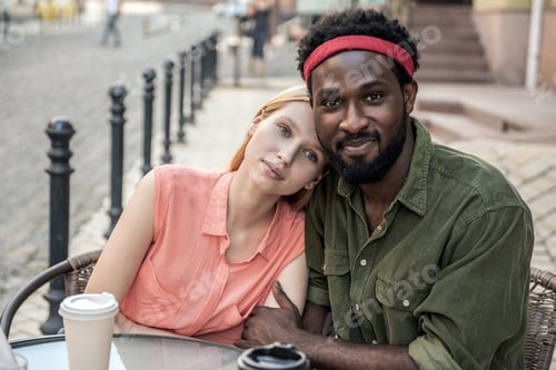 Preview: The couple walks around the city