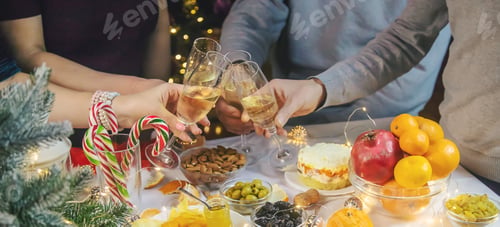 Preview: Champagne in hand against the background of the Christmas tree. People. Selective focus.