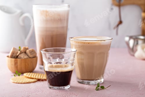 Preview: Coffee and espresso drinks in glasses, latte and mocha