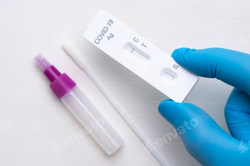 Preview: Negative coronavirus antigenic test and kit for rapid diagnostic in doctor hand in rubber gloves on