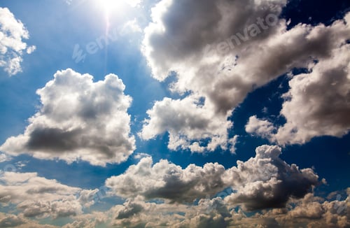 Vorschau: bunter dramatisch Himmel mit Wolken bei Sonnenuntergang.