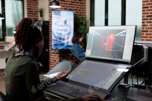 Vista previa: Artista digital sentado en el escritorio, usando la PC para diseñar el entorno y los niveles del juego.