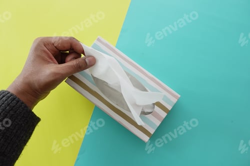 Vista previa: hand pull out a piece of tissue from tissue paper box