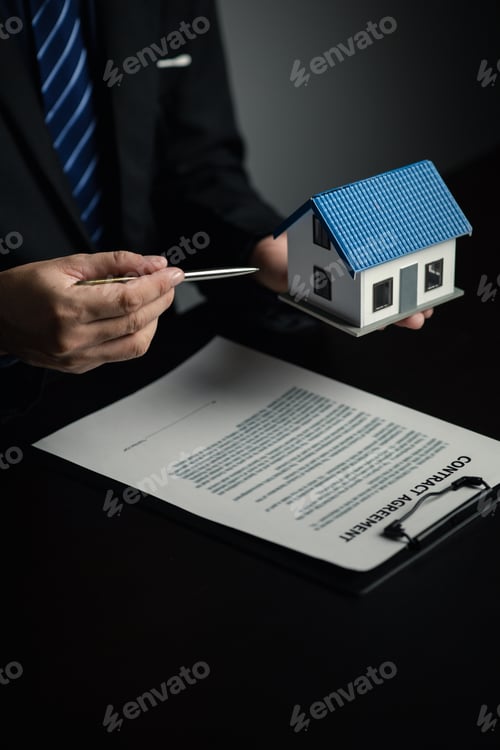 Preview: House sales representatives, sales representatives recommend housing details in the project to custo
