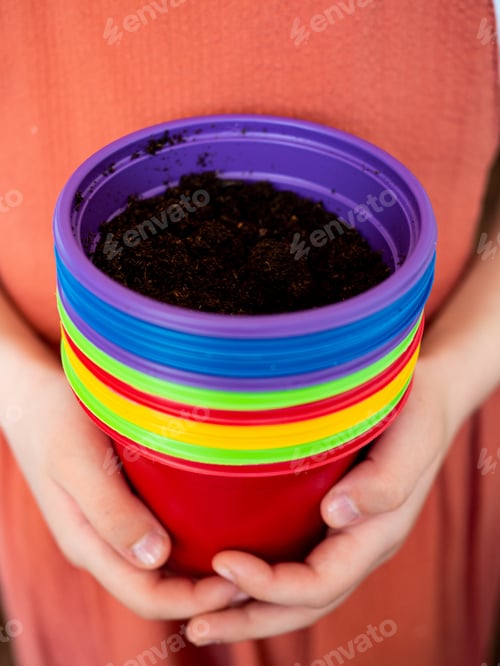Preview: Spring gardening with multicolored pots