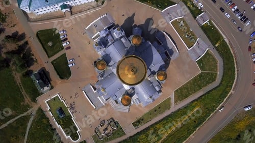 Preview: Aerial top view of a golden dome of a church surrounded by parked cars. Clip. Details of the city