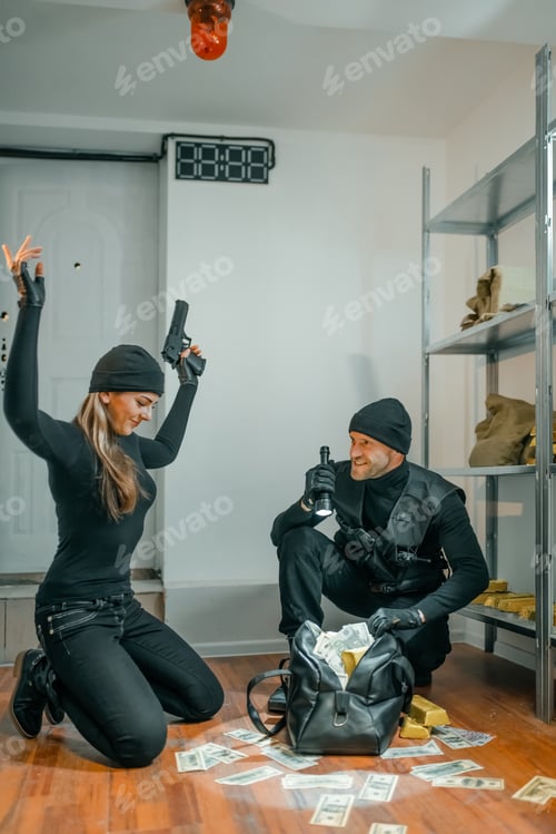 Preview: Happy robbers stuff bags with money and gold