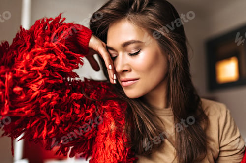 Preview: Tanned dark-haired woman in beige T-shirt leaned against wall. Portrait of attractive lady wearing