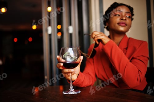 Preview: African american woman in restaurant