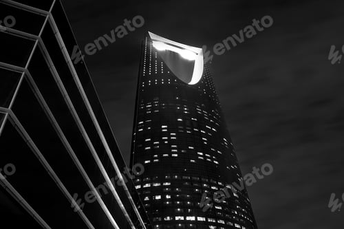 Preview: Kingdom Tower at night in Riyadh, Saudi Arabia
