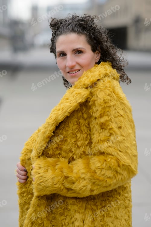 Preview: Young girl with a yellow jacket
