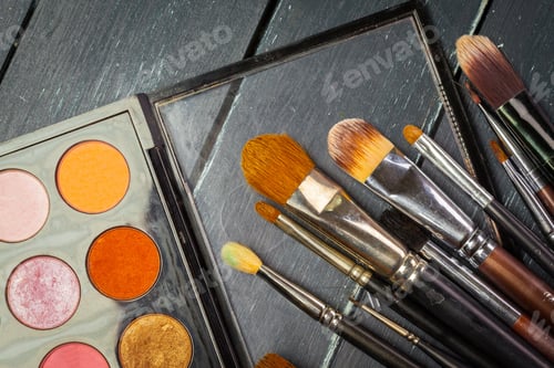 Preview: Makeup brushes and make-up eye shadows