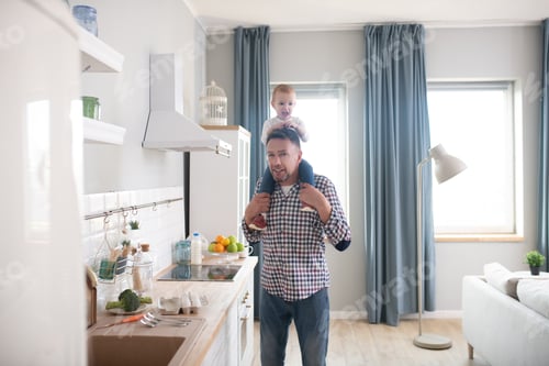 Visualização: Linda garotinha se sentindo bem nos ombros do pai