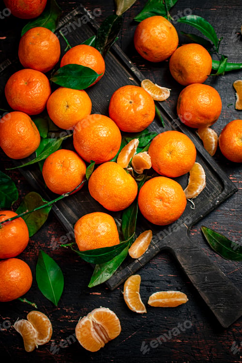 Preview: Fragrant fresh tangerines on a cutting board.