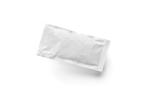 Vista previa: Paquete de condimentos blancos en blanco flotando aislado sobre fondo blanco
