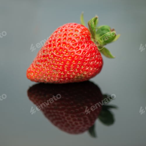 Preview: Fresh strawberries on black with reflection