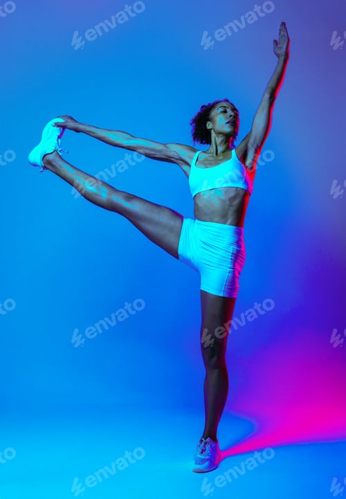Preview: Sportive black hispanic woman wearing sportswear training