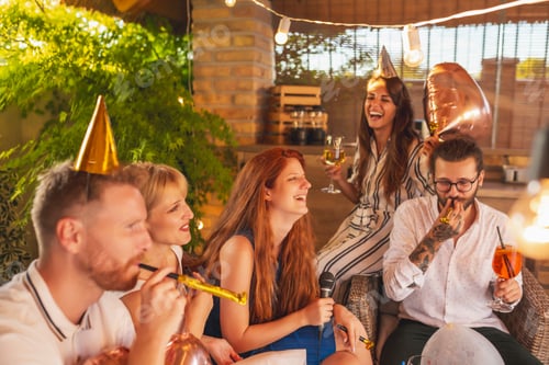 Visualização: Amigos apitando festas e bebendo coquetéis na festa de aniversário