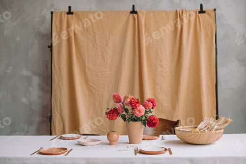 Preview: Table setting with flowers in ceramic vase in the centre.