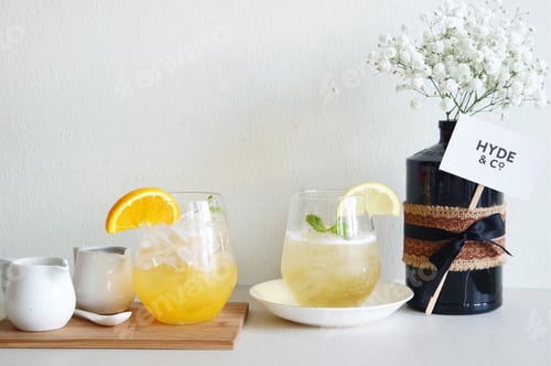 Preview: Refreshing Drinks with Lemon and Orange Slices