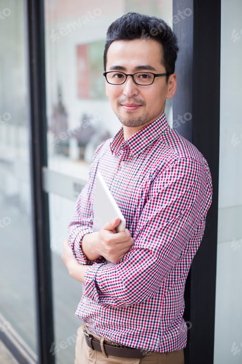 Preview: Man holding a digital tablet