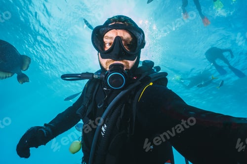Preview: selfie of a scubadiver in the great barrier reef