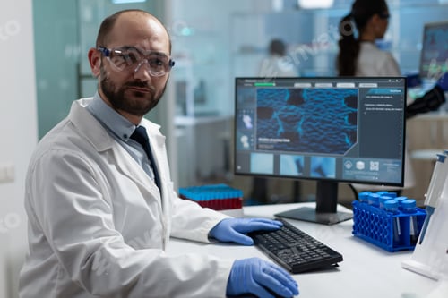 Preview: Portrait of specialist biochemist researcher working at clinical experiment