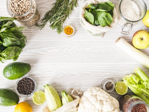 Visualização: Vegetais crus frescos, frutas, grãos e especiarias em fundo claro de madeira