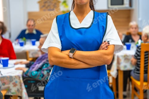 Preview: Nurse in the dining room of a geriatrics