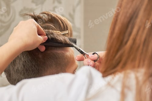 Preview: Hands with scissors cutting hair
