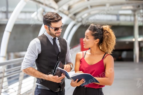 Visualização: Empresários discutindo enquanto estão na passarela, jovens empresários caminham juntos ao ar livre.