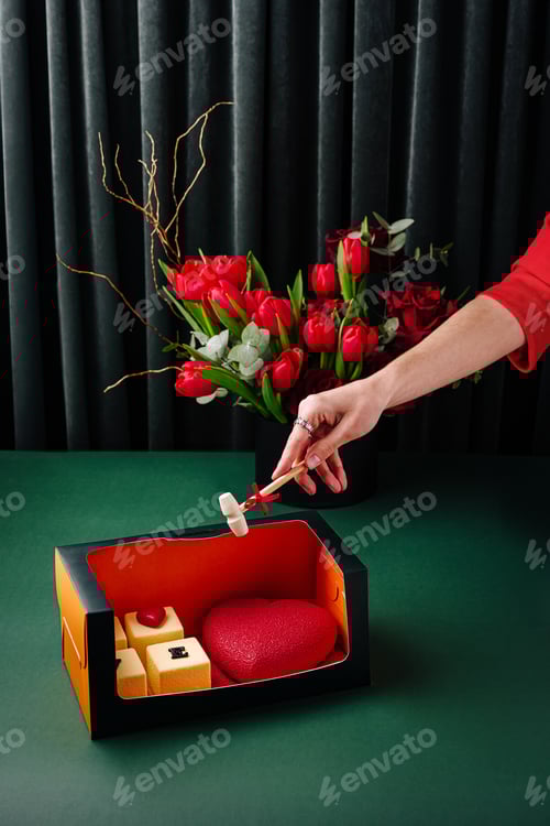 Preview: A luxurious dessert gift box containing heart-shaped and cube-shaped cakes