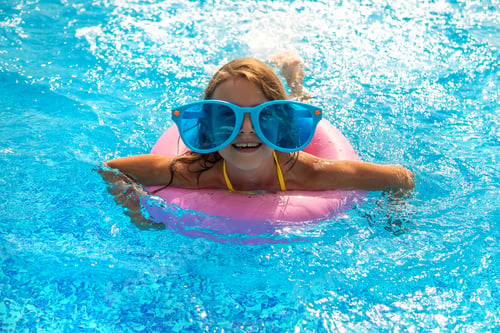 Preview: The child is swimming in the pool. Selective focus.