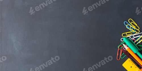 Visualização: Papelaria colorida: conceito de volta às aulas no escuro