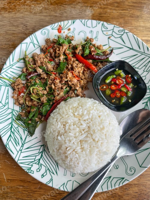 Preview: Rice topped with stir-fried pork and basil, Rice topped with stir fried minced pork and basil with F