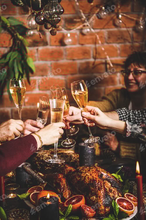 Visualização: Pessoas comemorando o Natal com taças de champanhe e comidas caseiras