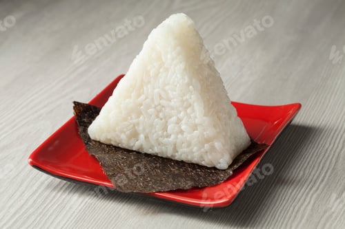 Preview: Fresh made Japanese triangular onigiri on seaweed