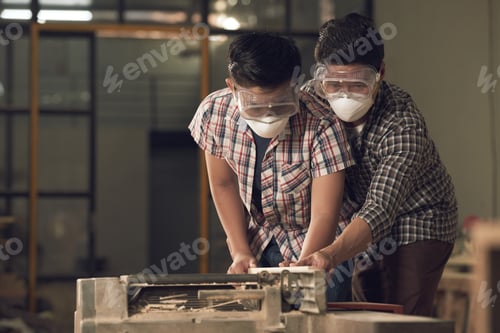 Preview: Sawing wood