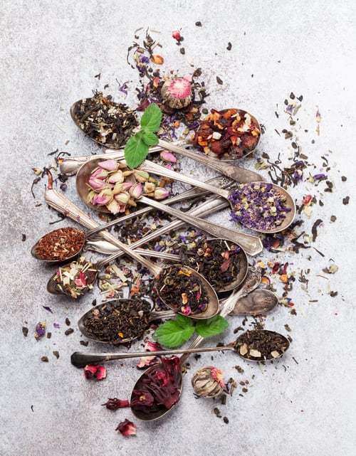 Preview: Various tea in spoons. Black, green and red tea