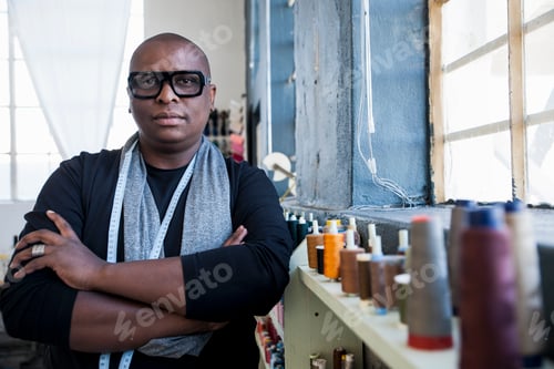 Preview: Portrait of man arms with crossed looking at camera
