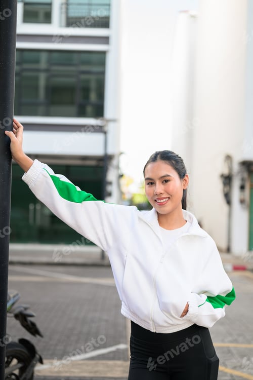 Preview: Young Asian Woman in Sporty Casual Outfit Outdoors Posing